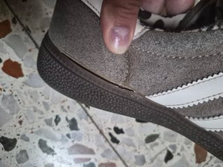 Zapatillas Adidas Marrones con Detalles Morados