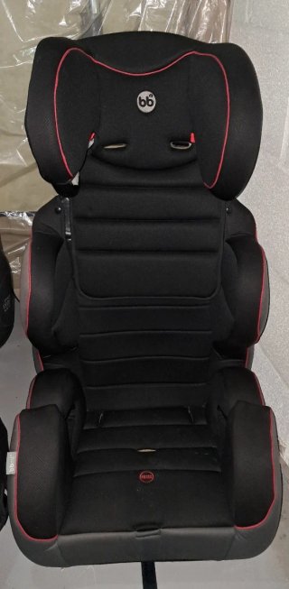 Silla de coche negra con detalles rojos
