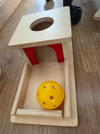Caja Montessori de madera con pelota