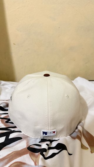 Gorra New Era Blanca y Marrón