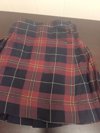 Falda de cuadros estilo colegial