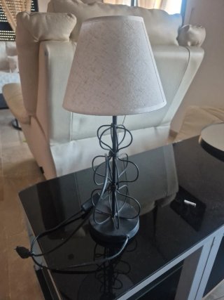Lámpara de mesa beige y negra