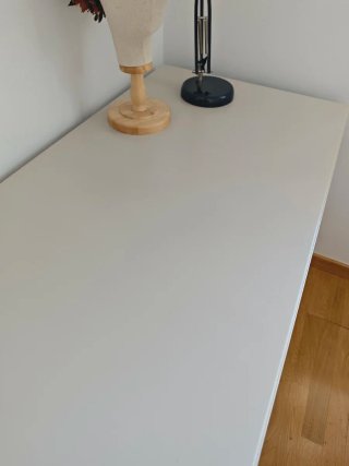 Escritorio beige con cajones