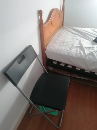 Cama individual de madera con escritorio