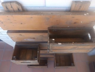 Estantería de madera para plantas