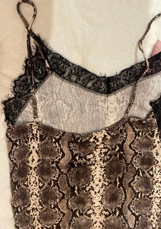 Top animal print con encaje