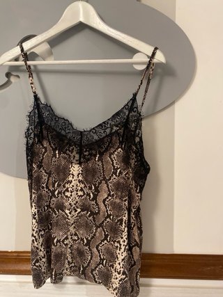 Top animal print con encaje