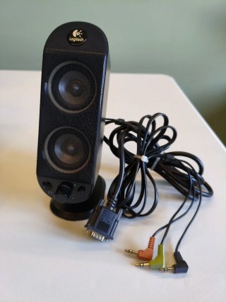 Sistema Audio 5.1 Logitech X-530 con Subwoofer.