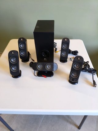 Sistema Audio 5.1 Logitech X-530 con Subwoofer.