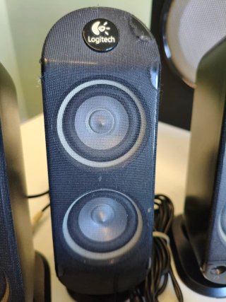 Sistema Audio 5.1 Logitech X-530 con Subwoofer.