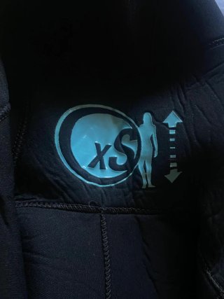 Traje de neopreno negro y turquesa