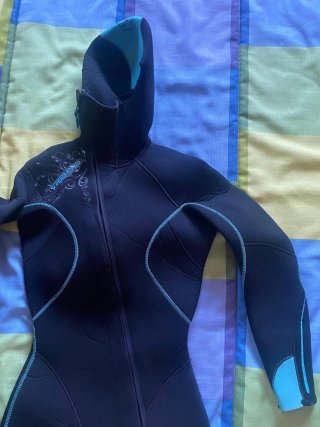 Traje de neopreno negro y turquesa