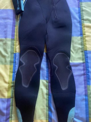 Traje de neopreno negro y turquesa