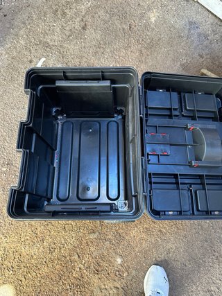 Caja de herramientas grande negra y roja