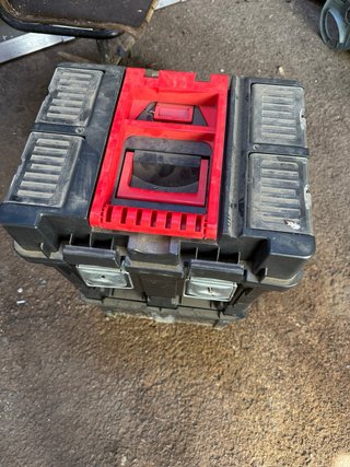 Caja de herramientas grande negra y roja