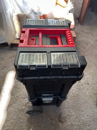 Caja de herramientas grande negra y roja