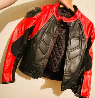 Mono de moto rojo y negro  Pack casco y botas