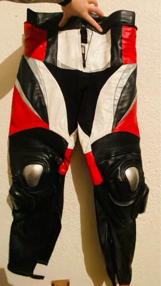 Mono de moto rojo y negro  Pack casco y botas