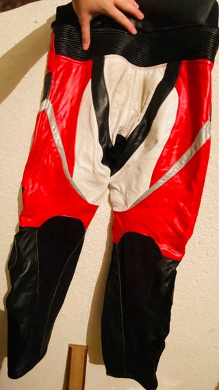 Mono de moto rojo y negro  Pack casco y botas