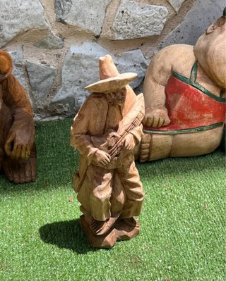 Statue da giardino in legno