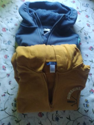 Sudadera con cremallera azul y amarilla