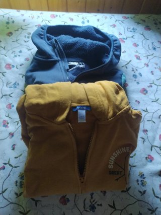 Sudadera con cremallera azul y amarilla
