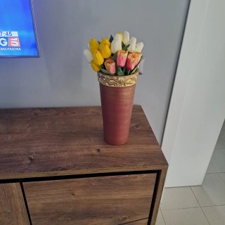Portafiori con tulipani finti