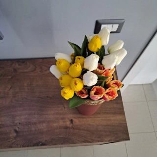 Portafiori con tulipani finti