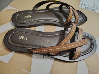Sandalias planas de piel Zara