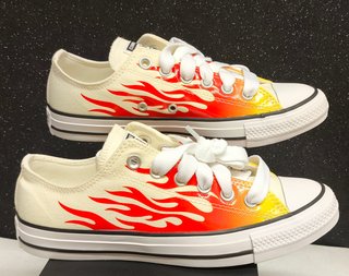 Converse Talla 38 con Diseño de Llamas