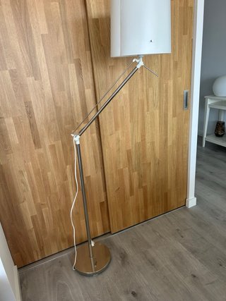 Lámpara de pie moderna metal y plástico
