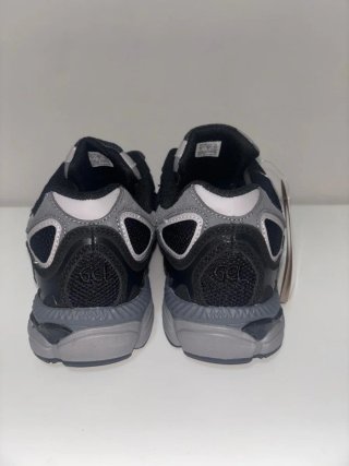 Zapatillas ASICS Negras y Grises