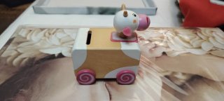 Salvadanaio a forma di mucca in legno