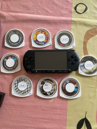 Sony PSP Nera con 8 giochi UMD