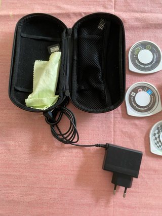 Sony PSP Nera con 8 giochi UMD
