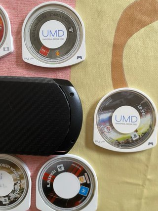 Sony PSP Nera con 8 giochi UMD