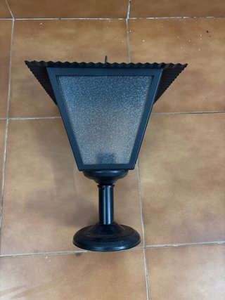 Farol de metal y cristal negro