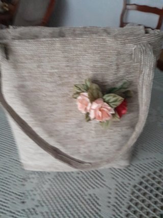 Bolso de tela artesanal beige con flores