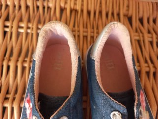 Zapatillas denim niña flores T. 28 (2 pares 8 €)
