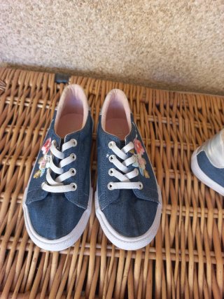 Zapatillas denim niña flores T. 28 (2 pares 8 €)