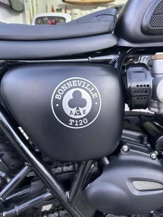 Triumph Bonneville T120 Ace Cafe Negra