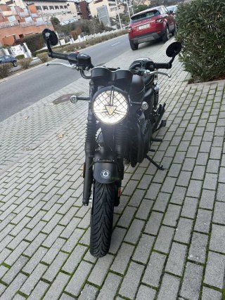 Triumph Bonneville T120 Ace Cafe Negra