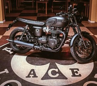 Triumph Bonneville T120 Ace Cafe Negra