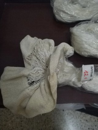 Cortina de hilos beige y blanco