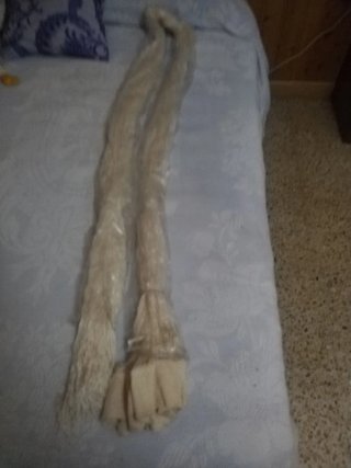 Cortina de hilos beige y blanco