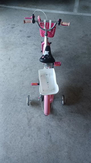 Bicicleta infantil rosa con ruedines