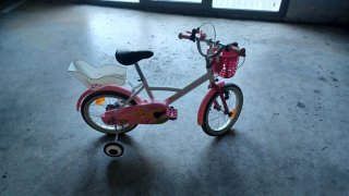 Bicicleta infantil rosa con ruedines