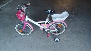 Bicicleta infantil rosa con ruedines