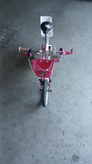 Bicicleta infantil rosa con ruedines
