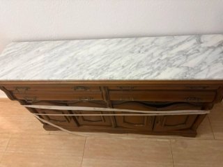 Recibidor de madera con tapa de mármol